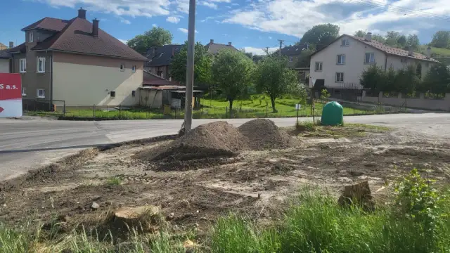 Začiatok zemných prác v priestore budúcej oddychovej zóny pri vstupe do Rakytoviec.